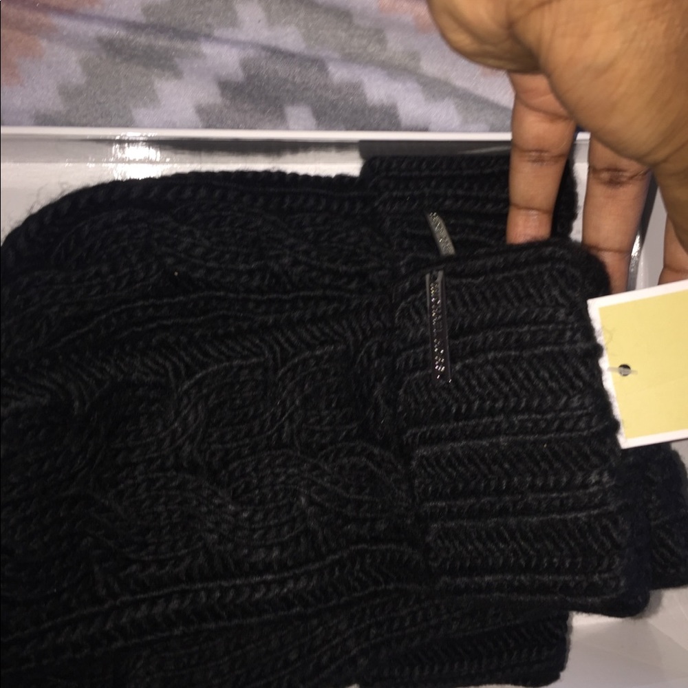 Michael Kors hat and gloves - Picture 4 of 6